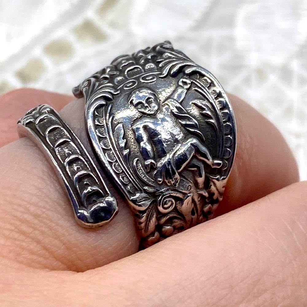 Beautiful vintage sterling silver spoon ring in a size 9, with a sitting child
